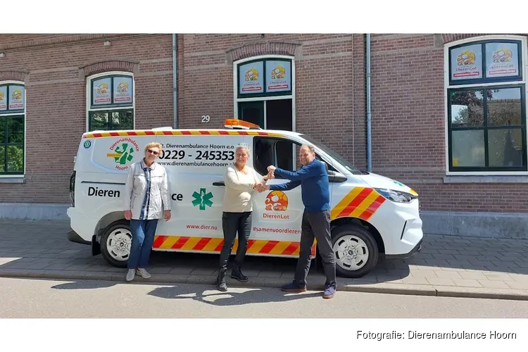 Dierenambulance Hoorn neemt nieuwe dierenambulance in gebruik