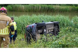 Auto vliegt over de kop op afrit A7, tiental automobilisten bekeurd voor negeren rood kruis
