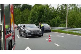 Auto vliegt over de kop op afrit A7, tiental automobilisten bekeurd voor negeren rood kruis