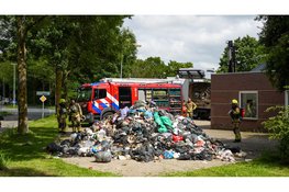 Vuilniswagen dumpt brandende lading bij brandweerkazerne