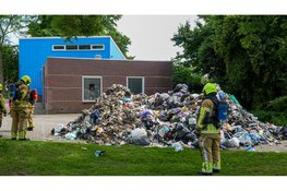 Vuilniswagen dumpt brandende lading bij brandweerkazerne