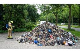 Vuilniswagen dumpt brandende lading bij brandweerkazerne