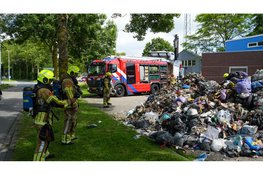 Vuilniswagen dumpt brandende lading bij brandweerkazerne