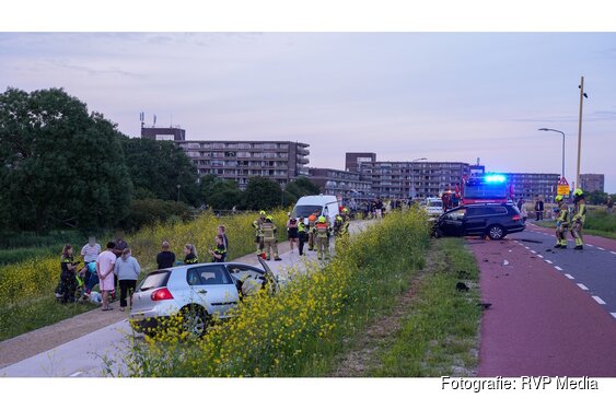 Gewonde na frontale botsing op dijk bij Hoorn