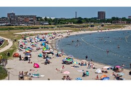 Grootste stadsstrand van Nederland massaal bezocht tijdens tropische hitte