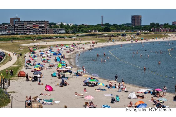 Grootste stadsstrand van Nederland massaal bezocht tijdens tropische hitte