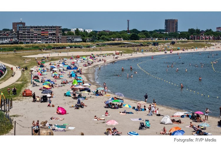 Grootste stadsstrand van Nederland massaal bezocht tijdens tropische hitte