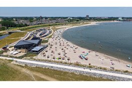 Grootste stadsstrand van Nederland massaal bezocht tijdens tropische hitte