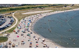 Grootste stadsstrand van Nederland massaal bezocht tijdens tropische hitte