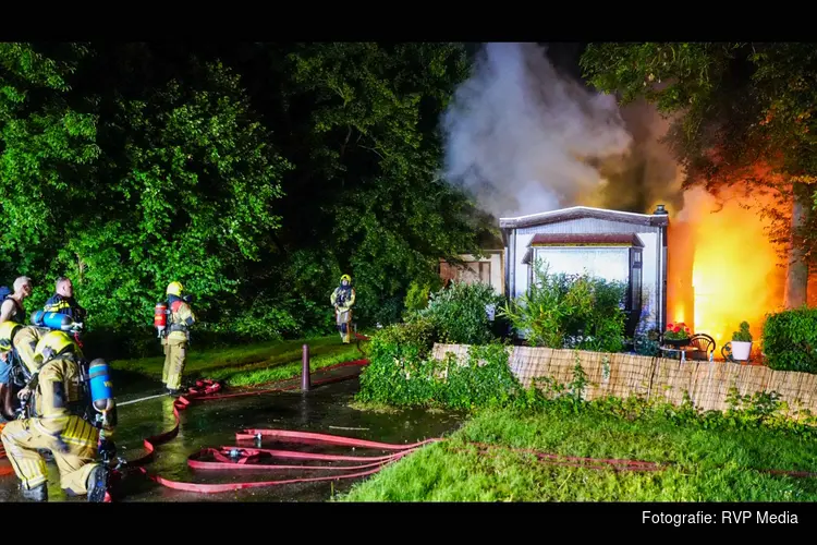 Blikseminslag zorgt voor felle brand in bungalowwoning in Venhuizen