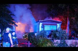 Blikseminslag zorgt voor felle brand in bungalowwoning in Venhuizen