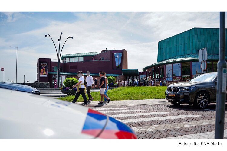 Politie houdt gesignaleerde verdachte aan bij schouwburg in Hoorn