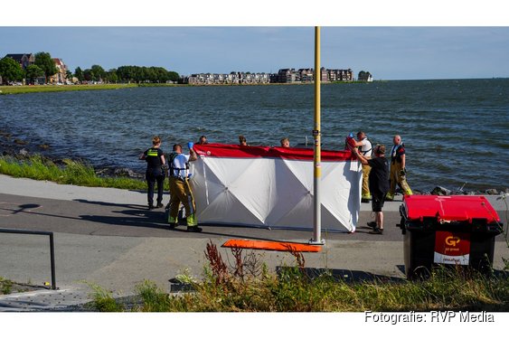 Persoon gereanimeerd nadat deze is aangetroffen in het Markermeer in Hoorn