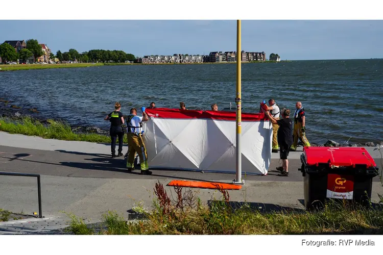 Persoon gereanimeerd nadat deze is aangetroffen in het Markermeer in Hoorn