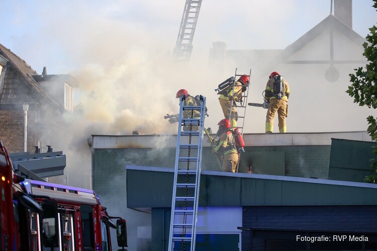 Fietsaccu in brand in schuurtje aan de Inlaagdijk in Zwaag