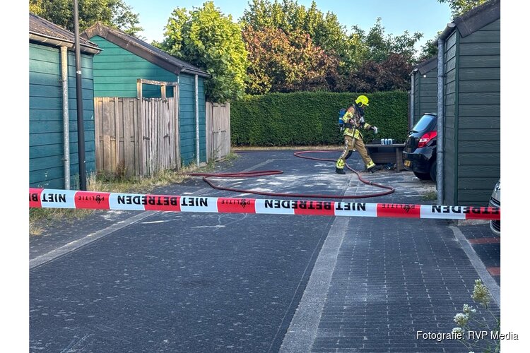 Fietsaccu in brand in schuurtje aan de Inlaagdijk in Zwaag