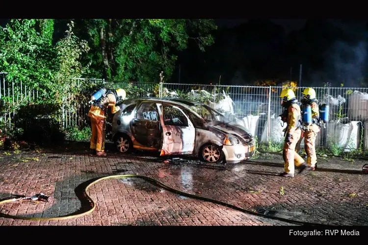 Auto uitgebrand op terrein van tankstation