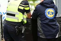 Burgemeester Nieuwenburg sluit bedrijfspand Atoomweg Hoorn