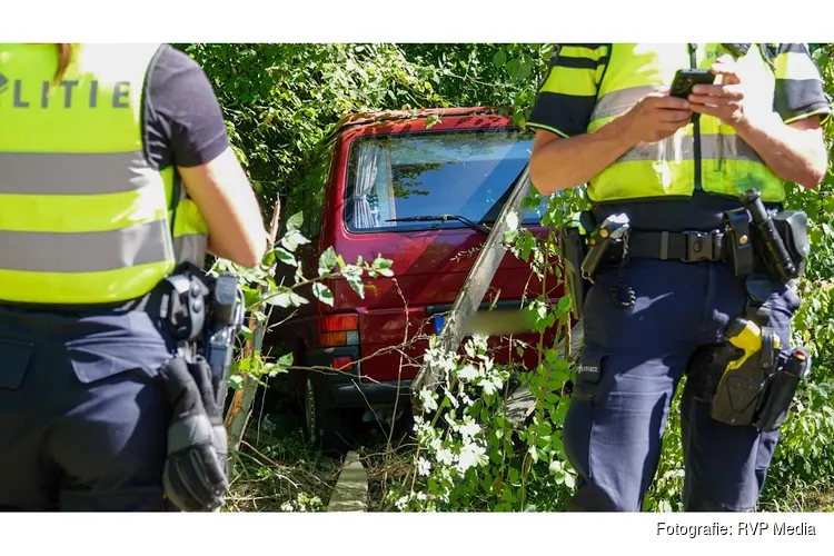 Bestelbusje rijdt door geluidswand op Provincialeweg, bestuurder met spoed naar ziekenhuis