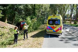 Bestelbusje rijdt door geluidswand op Provincialeweg, bestuurder met spoed naar ziekenhuis