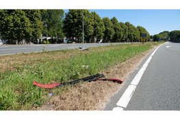 Bestelbusje rijdt door geluidswand op Provincialeweg, bestuurder met spoed naar ziekenhuis