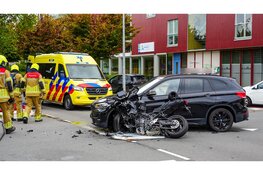 Motorrijder ernstig gewond na harde botsing op personenauto in Hoorn