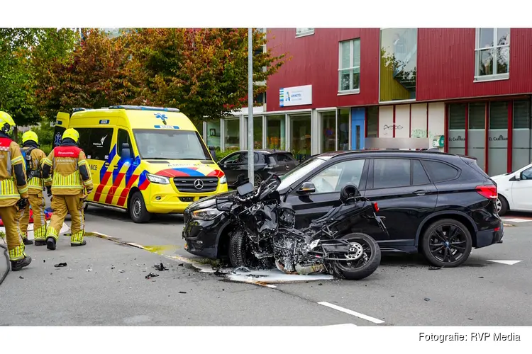 Motorrijder ernstig gewond na harde botsing op personenauto in Hoorn