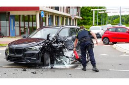 Motorrijder ernstig gewond na harde botsing op personenauto in Hoorn