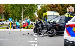 Motorrijder ernstig gewond na harde botsing op personenauto in Hoorn