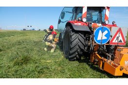 Trekker vat vlam tijdens maaiwerkzaamheden langs A7