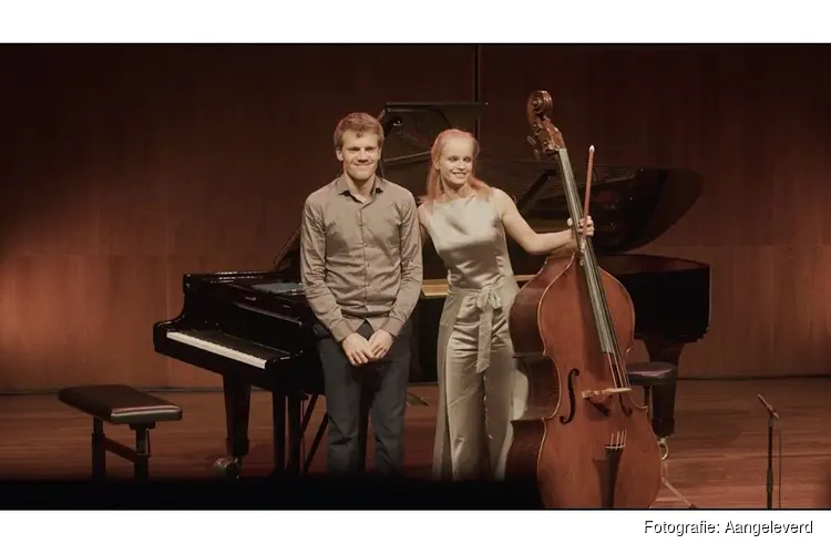 Contrabas en vleugel: een opmerkelijk duo in de kerk!