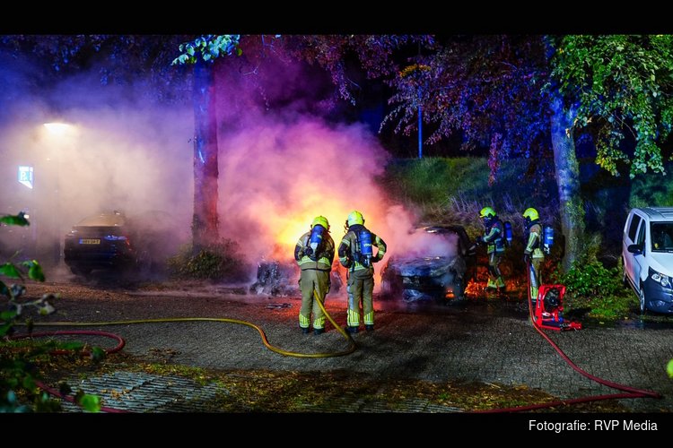 Twee auto’s volledig in lichterlaaie op parkeerplaats in Hoorn