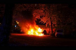 Twee auto’s volledig in lichterlaaie op parkeerplaats in Hoorn