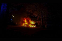 Twee auto’s volledig in lichterlaaie op parkeerplaats in Hoorn