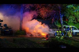 Twee auto’s volledig in lichterlaaie op parkeerplaats in Hoorn