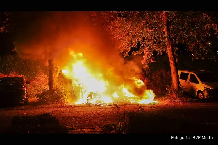 Twee voertuigen uitgebrand op de Lambert Meliszweg in Hoorn