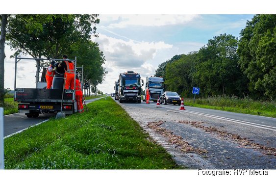 N307 deels afgesloten nadat slachtafval uit vrachtwagen op weg beland