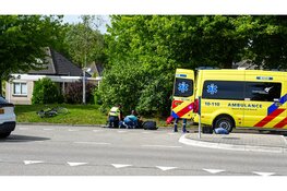 Jongen op fiets zwaargewond na aanrijding met auto in Hoorn