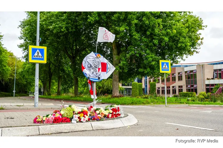 Bloemenzee voor 13-jarige Ajax-fan Finn die omkwam bij ongeluk Hoorn