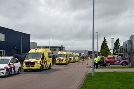 Dode en zwaargewonde bij bedrijfsongeval in Zwaag, veel hulpdiensten ter plaatse