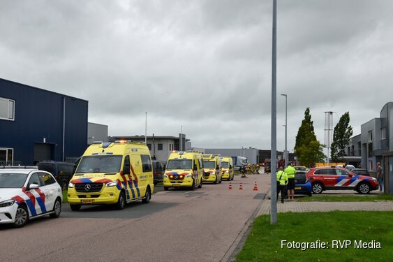 Dode en zwaargewonde bij bedrijfsongeval in Zwaag, veel hulpdiensten ter plaatse