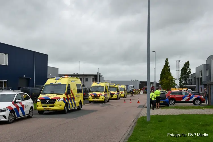 Dode en zwaargewonde bij bedrijfsongeval in Zwaag, veel hulpdiensten ter plaatse