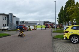 Dode en zwaargewonde bij bedrijfsongeval in Zwaag, veel hulpdiensten ter plaatse