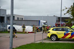 Dode en zwaargewonde bij bedrijfsongeval in Zwaag, veel hulpdiensten ter plaatse