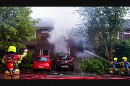 Bewoner overleden bij grote brand in woning Zwaag, omliggende woningen ontruimd