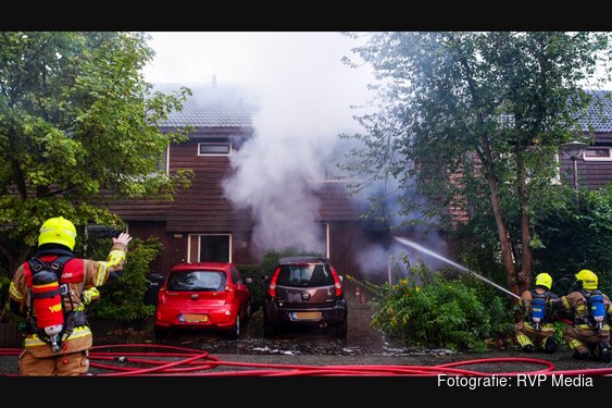 Grote brand in woning Zwaag, omliggende woningen ontruimd
