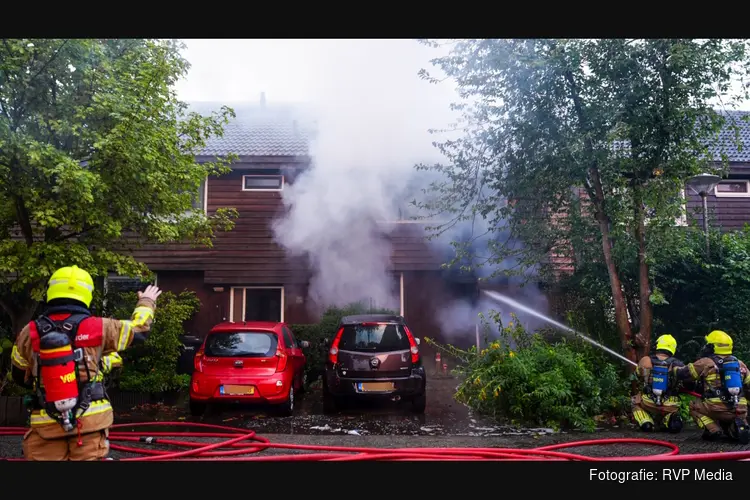 Grote brand in woning Zwaag, omliggende woningen ontruimd