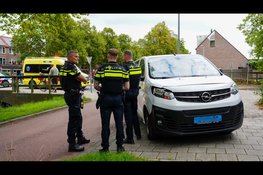 Fietser aangereden door taxibusje in Hoorn