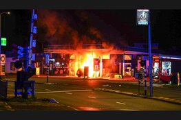 Auto rijdt tegen tankstation in Hoorn en vliegt in brand, dode en twee gewonden