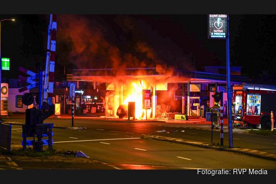 Auto rijdt tegen tankstation in Hoorn en vliegt in brand, dode en twee gewonden